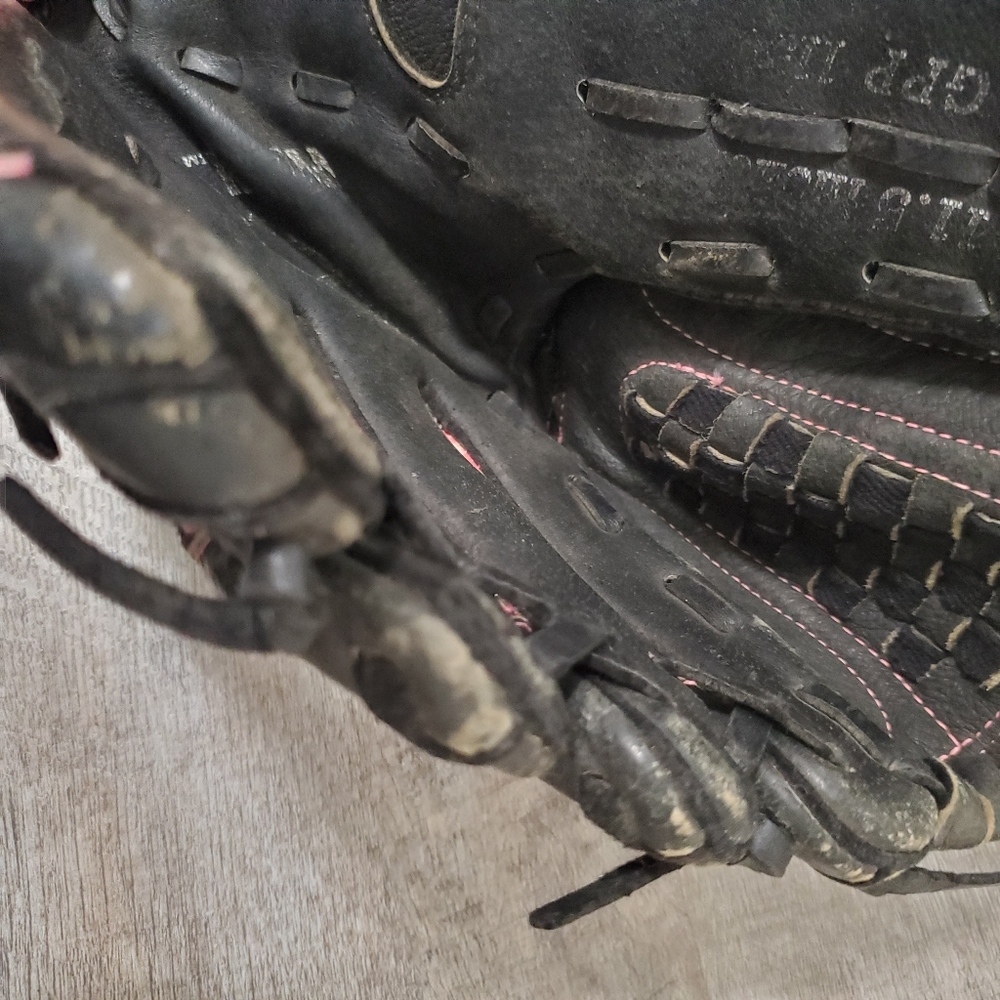 Mizuno Pink and Black Leather Catching Mitt - Picture 7 of 11